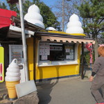 Merirando - お店、すぐ横の自販機で食券(プラスチックの札)購入