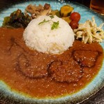 鉄板居酒屋 BelonBelonBooとBarボンド - トマトと玉ねぎのスパイシーカレー