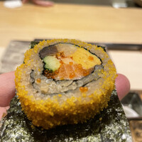 鮨 こう介 - 〆の巻物、外側にまぶした自家製カラスミ