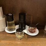 中華料理 たんたん房 - 蓋を取り、さじを持って、瓶をかたむけラー油を入れました‪w