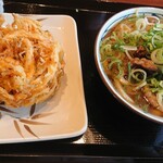 Marugame Seimen - 野菜かき揚げ　焼きたて肉うどん