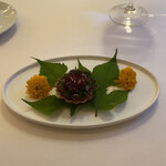 ラ・トゥーエル - ❷藁で燻製をかけたカツオ、赤紫蘇のジュレ、マカのクリームのタルト。