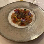 ラ・トゥーエル - ❹オマールエビ、バニラの香りのトマト、生ハム、メロン、ファンネルのムース、紅茶の香りのソース、甲殻類の殻から作ったチュイル。