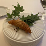 ラ・トゥーエル - ❸豚肉のリエットをスライスしたジャガイモで巻いて焼き上げた物。