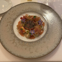 ラ・トゥーエル - オマールエビ、バニラの香りのトマト、生ハム、メロン、ファンネルのムース、紅茶の香りのソース、甲殻類の殻から作ったチュイル。