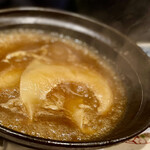 中華寝台 - ⑧葦切鮫の鱶鰭～気仙沼産のヨシキリザメを白湯スープでグツグ煮込んだ熱々のフカヒレ。このまま鍋ごと頂きたくなる。