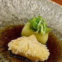 中華寝台 - ②甘鯛の鱗焼き～パリッパリの皮目が香ばしい甘鯛に柔らかく煮た冬瓜、辛みを抑えた醤油タレが絶妙。