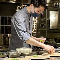 中華寝台 - 上笹シェフは南青山の薬膳中華『エッセンス』で広東料理を修業後、『虎峰』山本氏の誘いでこちらの料理長に。