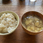 うたたね舎 - 料理写真:押し麦入りご飯とナスの味噌汁。