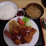 湯川食堂 - ケチャップ味のスパと生野菜、丼めし、みそ汁、しば漬けが付いてます。