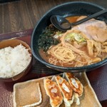 Menya Kisui - 黒醤油ラーメン＋ランチ餃子＋サービスライス