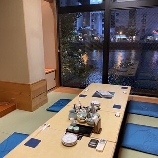 There are also private rooms where you can eat while looking at the view of Nakasu from the window.