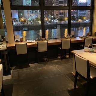 A popular counter seat where you can enjoy your meal while admiring the view of Nakasu.