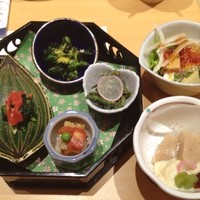 豆富料理と吟醸せいろ蒸し 八かく庵 大阪ステーションシティ店 - 季節の前菜盛り合わせ