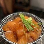 酒肴場 屯 - 【限定】羅臼産時鮭漬け丼いくら添え¥600