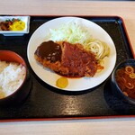 とんかつ荘 フジマル - とんかつ定食　デミグラスソースとトマトソースは「あいがけ」できます。