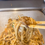 Okonomiyaki Teppanyaki Tougi - 焼きうどんをリフト