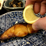 炭火魚 旬彩料理 坂本 - レモンを絞り