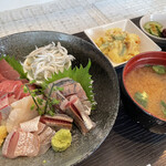 マルカツ - 1,000円のお刺身定食　平貝、真鯛、鰯、釣鯵、サバ酢〆と、サービスのマグロ、しらす、かんぱち？　カレー味のポテサラが美味しかった！