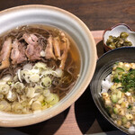 Kushi Dokoro Totto Ko - 小丼ぶりセット。冷たい肉そばと山形だしご飯。1000円税込