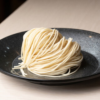 粉から仕込む自家製麺。スープと寄り添う一本