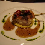 ガストロノミー ジョエル・ロブション - イサキ フヌイユの枝をさして香ばしくグリエし プロヴァンス風味のコンディモンとルイユ入りパールパスタ サフラン風味