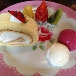 Kafe Yoku Naru Yoku Naru - イチゴのロールケーキ