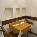 ピッツェリア タラッリ - 一階2名様テーブル席