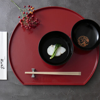 Kaiseki cuisine made with tradition and carefully selected seasonal ingredients is served in a completely private room.