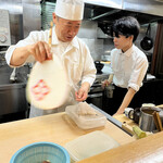 四谷 うえ村 - 鱧の皮目はさすがに生じゃ食べられないんだって。皮目だけ軽く炙って、氷で瞬間冷却して鱧のお刺身！って初めて！