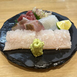 四谷 うえ村 - これ一人前ですよー！どどーん！鯨のおのみも今日もうまい！と白いか！となんだか忘れたけどあともう一つのもめっっっっっちゃうまーーーーい！！