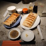 中野坂上 大竹餃子 - 焼とチーズ入