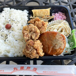 丸菱弁当 - 人気メニューの、ハンバーグ唐揚弁当(500円)。美味しいですよ！