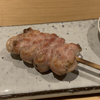 焼鳥 ひら野 - 串は、せせりでスタート。脂が乗り過ぎない、丁度いいオープニング。