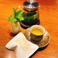 草片 - ハーブティーとミネストローネの搾りかすで作ってくれたお茶菓子
