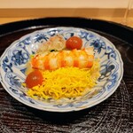 日本料理 研野 - 冷やし中華、手揉みの縮れ麺に、清湯に鶏肉や牛肉、豚肉、金華ハムで取ったスープに生姜や葱、胡麻などの調味料を加えたタレ、具は海老、錦糸卵、茗荷、