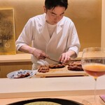 日本料理 研野 - 叉焼を切り分けるご主人
