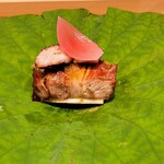 日本料理 研野 - 叉焼に玉ねぎの甘酢漬け、下にクミンなどのスパイスを入れた甘酢に漬けた牛蒡、新蓮根の天ぷら