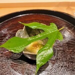 日本料理 研野 - 叉焼の口直しに梶の葉を乗せた小鉢