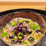 日本料理 研野 - 薬味たっぷりの冷やしうどん、赤紫蘇、花穂紫蘇、オクラ、胡瓜、玉ねぎ、茗荷、荏胡麻