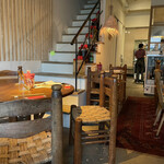 L’Atelier de Stand Banh Mi - 店内テーブル席の様子