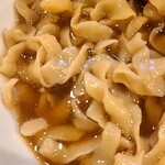 麺や 麟子鳳雛 - 多加水なので、吸いは悪いですが、ウェーブで持ち上がりが良く出来ています