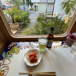 L’Atelier de Stand Banh Mi - テラス席の雰囲気とスイカのスパイスピクルスとラルー