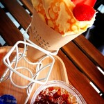 クレープアンドカフェ ヴァーチュ - 2022.7 いちごカスタード&クリーム(￥600)、ブレンドコーヒー アイス(￥200)。
      甘いものとコーヒー！