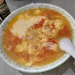 小平飯店 - チーズトマトラーメン820円(税込)
            あっさりなんだけどトマトの旨味が染み渡る♪
            ラーメンとはちょっと違う感覚の１杯かも！
            タバスコは入れすぎ注意！チーズはお好みで♪
            他店では味わえない一杯！