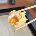 香の川製麺 - 半熟煮玉子天の断面