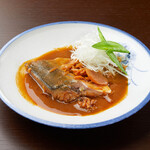 Jizake To Sakana Yottoko - 【鯖の味噌煮】じっくりと煮込んでアクセントに生姜を効かせて鯖に味を染み込ませて仕上げました味噌煮となっております。