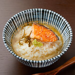Jizake To Sakana Yottoko - 【出し茶漬け　鮭】自家製で出汁をとっており、鰹だしの香りが楽しみながらお召し上がれる一品となっております。