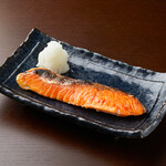 Jizake To Sakana Yottoko - 【焼き鮭】厚みの切り身で脂がのっており、身がしっかり詰まっており、塩加減もお酒が進む一品となっております。