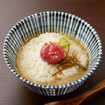Jizake To Sakana Yottoko - 【出し茶漬け　梅】自家製で出汁をとっており、鰹だしの香りが楽しみながらお召し上がれる一品となっております。